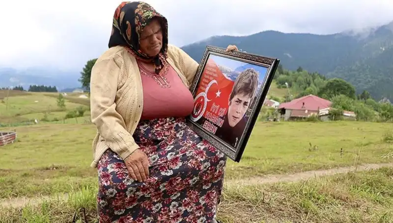 Eren Bülbül'ün Annesine Özel Bayram Ziyareti: DEM Parti'den Duygusal Kutlama
