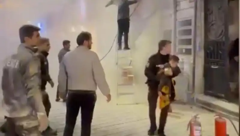 Beyoğlu'nda Büfe Yangını: Küçük Çocuğun Hayatı Kıl Payı Kurtarıldı!