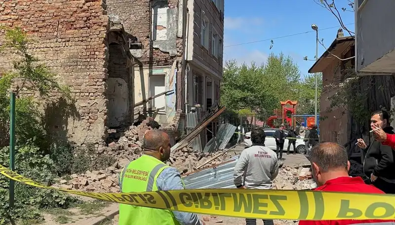 İzmir Depreminde Fatih'teki Bina Çökmesi: Can ve Mal Kaybı Yüzleri Üzerinde Karamsarlık Yarattı