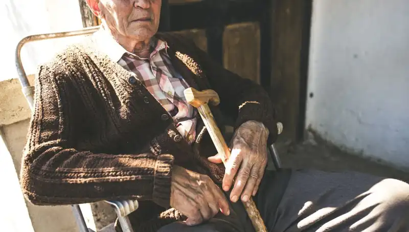 Yalnızlık ve İlgi Eksikliği: 100 Yaşındaki 16 Kişide Depresyon Belirtileri