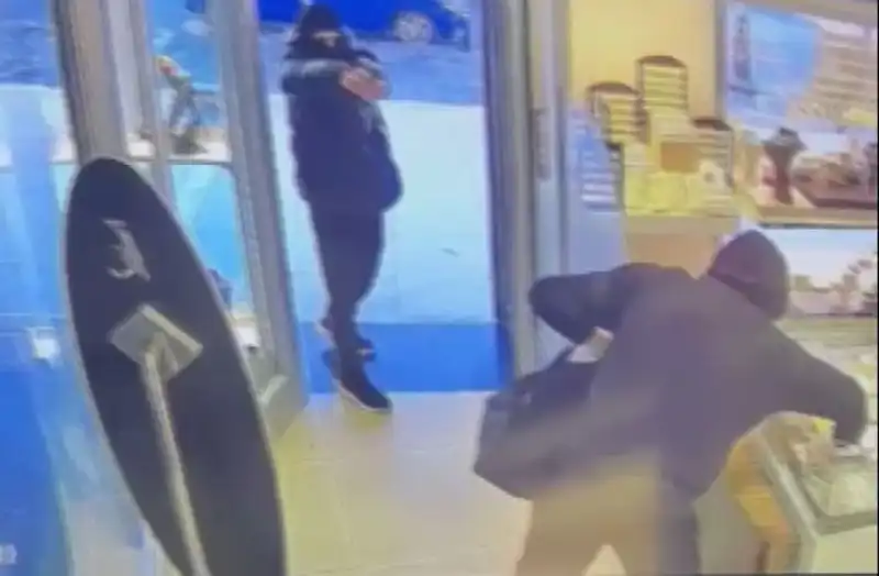 Ümraniye'de Maskeli Soygun Girişimi: 5 Kişilik Çete Korku Saçtı