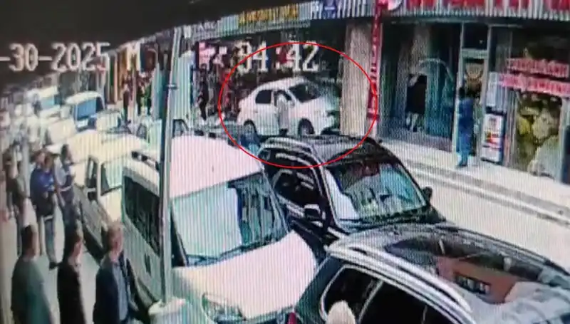 Alkollü Sürücü Mağazaya Daldı: Son Anda İki Çocuk Kurtarıldı