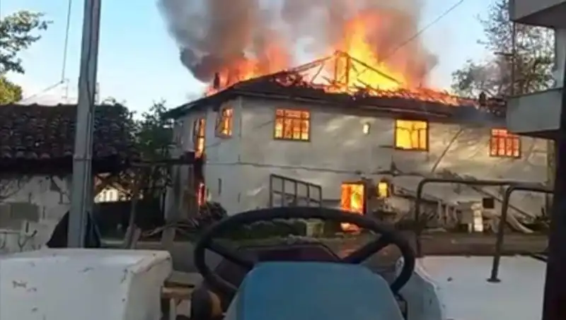 İki Katlı Ev Kül Oldu: Yangının Sebepleri ve Sonrası
