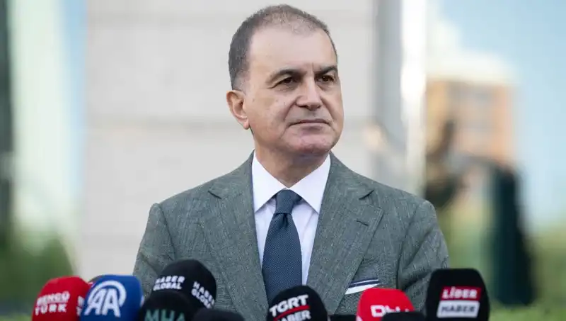 Ömer Çelik'ten Özel'e Sert Tepki: Meşru Alanı Tehdit Etmek Yok Hükmündedir