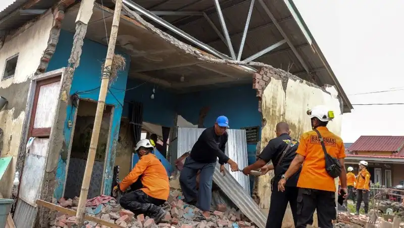 Endonezya'da 5.7 Büyüklüğünde Deprem: 8 Ev Yıkıldı, Halk Panik İçinde