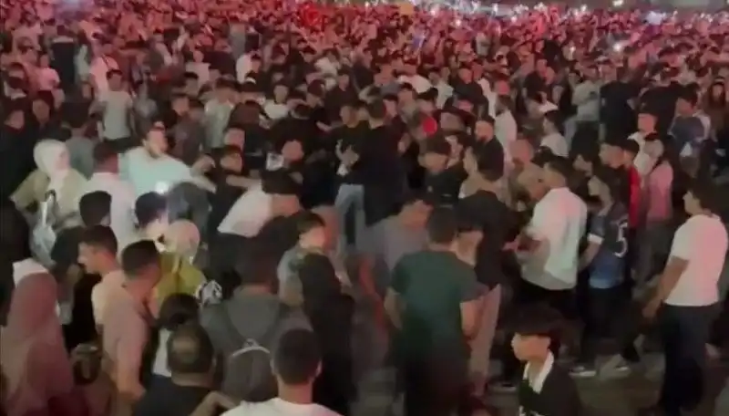 Konserde Bıçaklı Kavga: Üç Kişi Yaralandı, Gözaltılar Var!