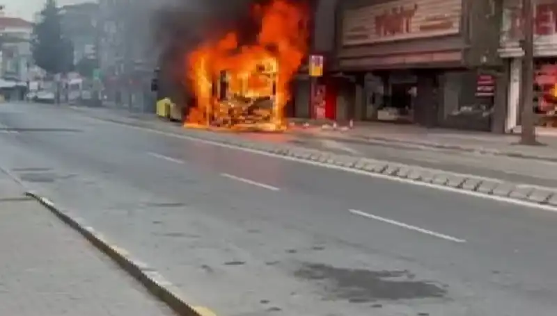 Ümraniye'de Korkunç Yangın: Aniden Alev Alan Araçlar Korku Salladı!