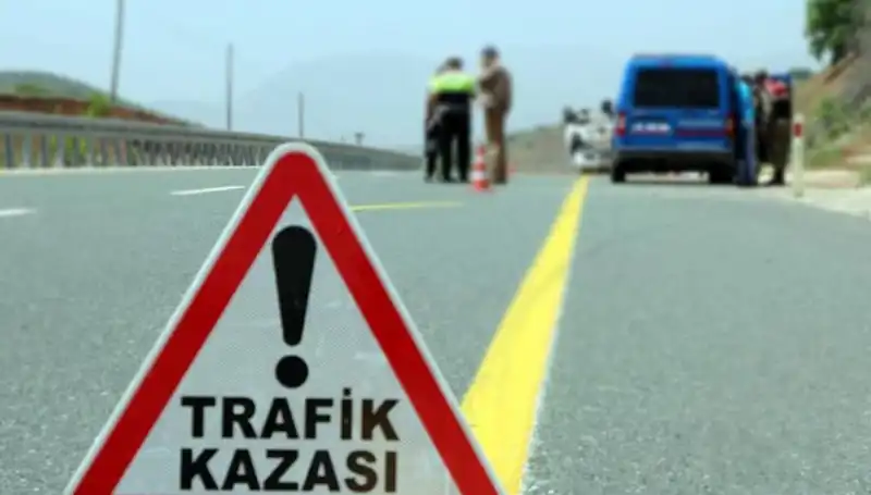 Otomobil ve Hafif Ticari Araç Çarpıştı: Trajik Kaza 6 Can Aldı