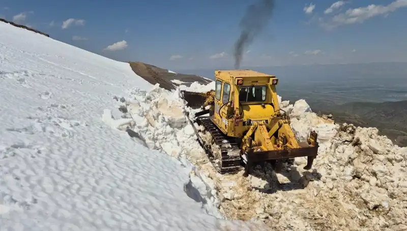 Nisan’da 2 Metreyi Bulan Kar: Zorlu Yol Açma Çalışmaları Devam Ediyor