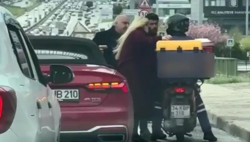 D-100'de Korkunç Anlar: Motokuryeye Silah Çeken Adam Polisi Hareket Geçirdi