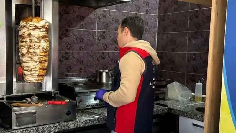 Tavuk Döner Alarmı: İşletmelere Yapılan Baskınların Arkasındaki Sebepler