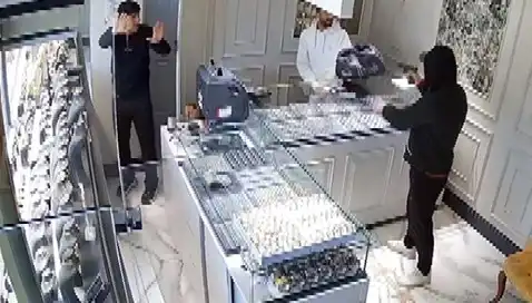 Bursa'da Kuyumcu Soygun Girişimi: Korku Dolu Anlar Kameralara Yansıdı
