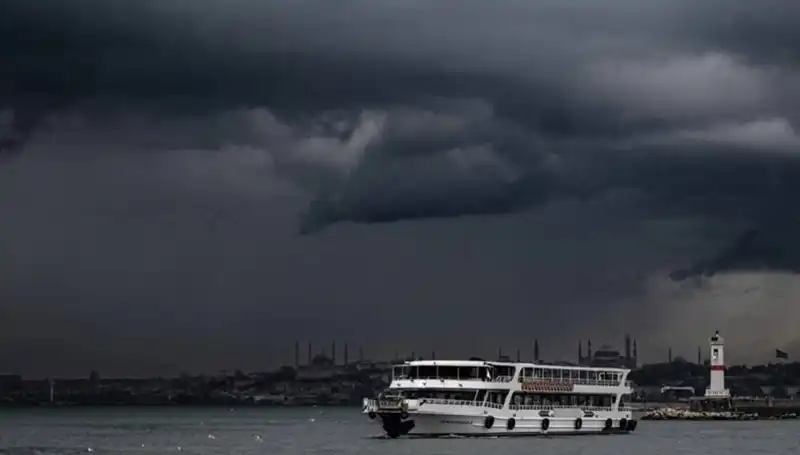 İstanbul’da Beklenen Sağanak Yağış, Vatandaşları Hazırlıklı Olmaya Zorluyor