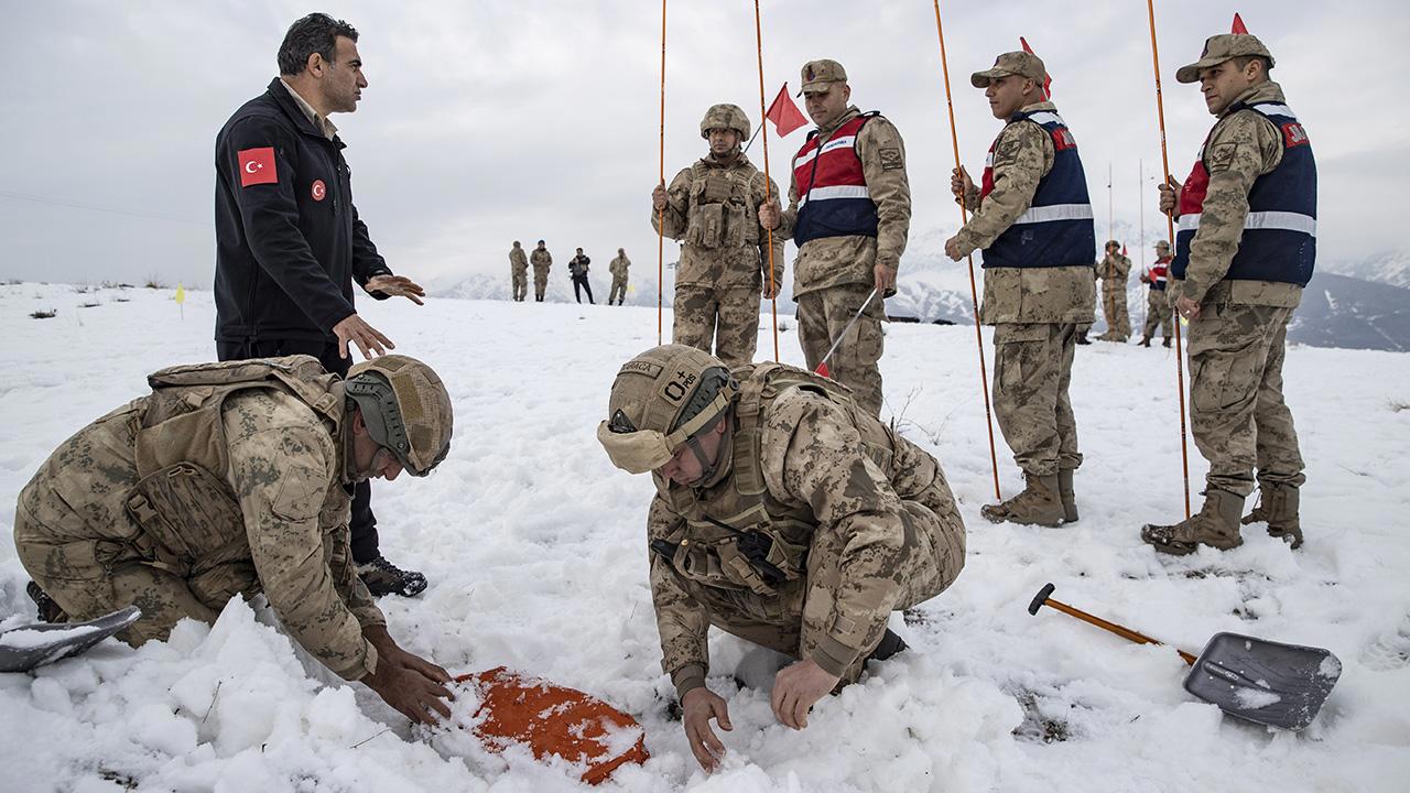 Komandolar Çığ Eğitimine Hazırlanıyor