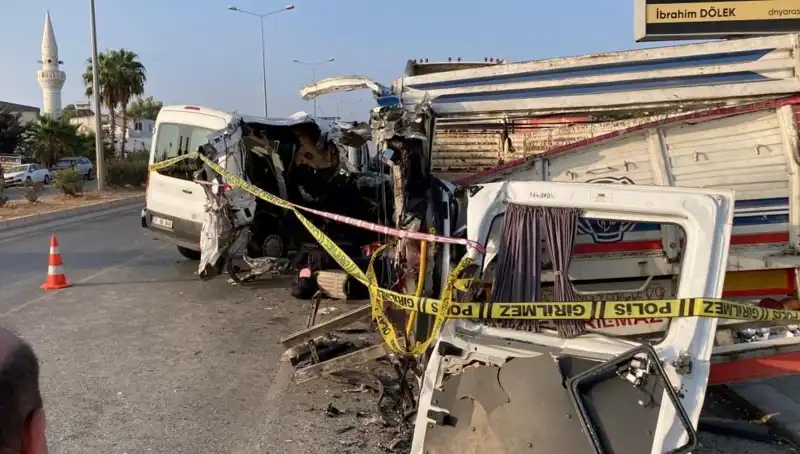 Mersin'de Tatil Yolunda Feci Kaza: İki Ölü, On Yaralı