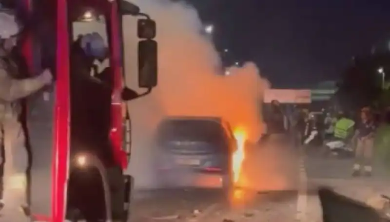 Otoyolda Kontrolsüz İlerlemenin Sonucu: Araç Alev Alev Yanarak Bariyerlere Çarpıyor