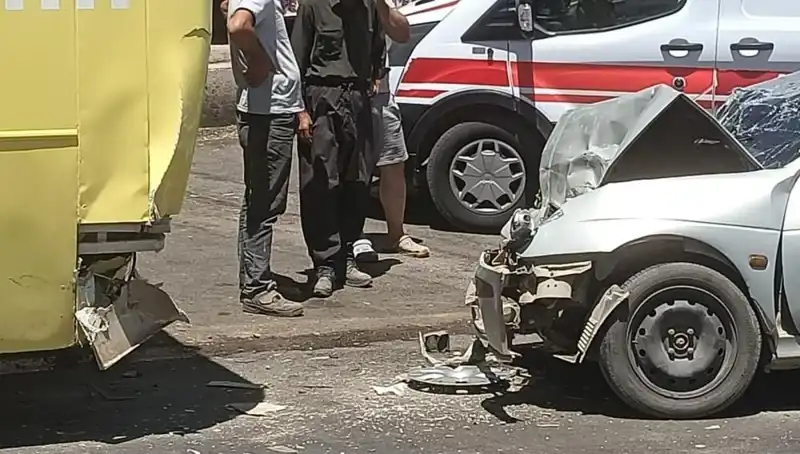 Halk Otobüsü ve Araç Çarpıştı: İki Yaralı, Şok Edici Anlar!