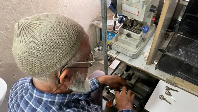 28 Yılda 4 Metrekarelik Dükkanda Hayalleri Gerçekleştiren Adam