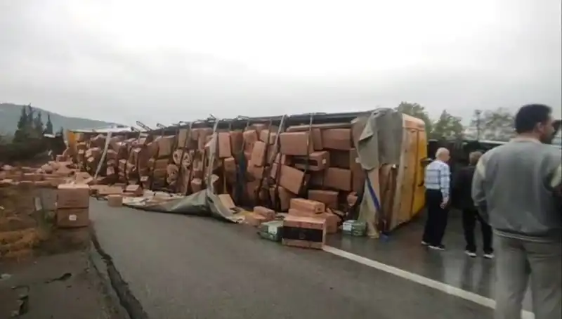 TEM Otoyolu’nda TIR Devrildi, Ankara Yolu Ulaşıma Kapatıldı!