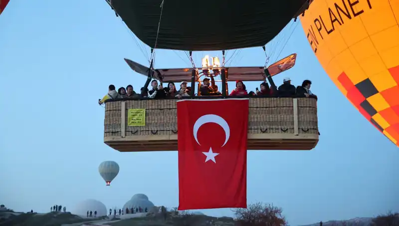 Kapadokya’da Türk Bayrağıyla Süzülen Renkli Balonlar 23 Nisan İçin Havalandı