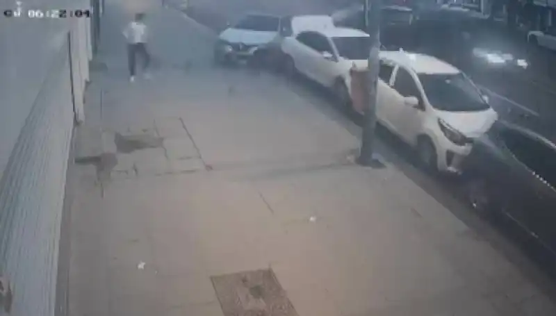 Direksiyon Başarısızlığı: Park Halindeki Araçlara Çarpan Sürücü Olay Yaratıyor