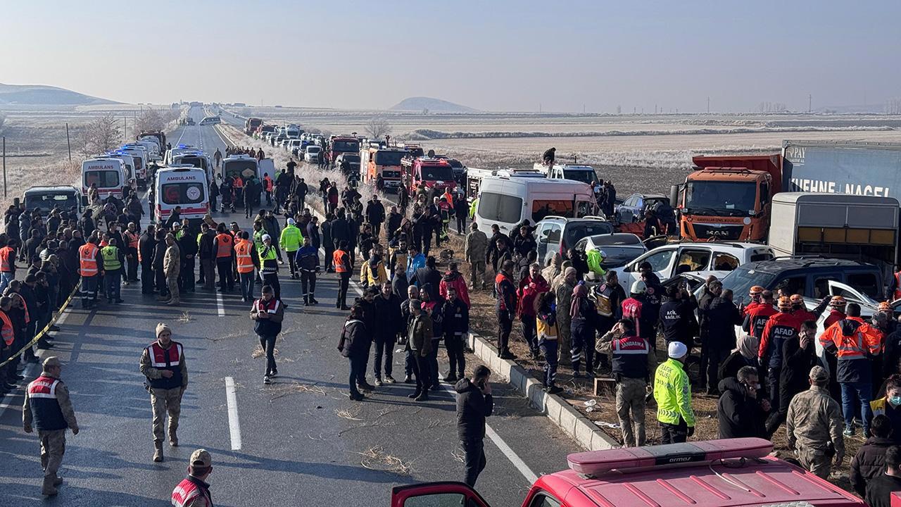 Van'da Yoğun Sis ve Buzlanma Sonucu 30 Araç Zincirleme Kaza Yaptı