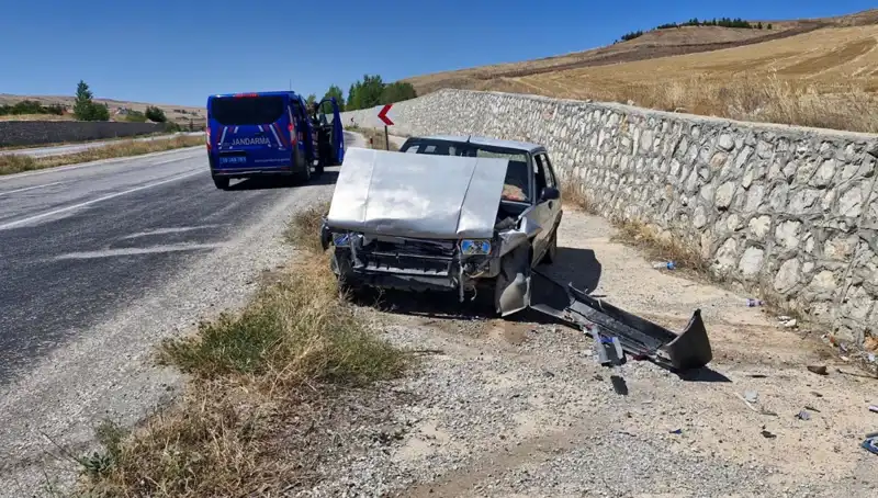 Kontrolden Çıkan Otomobil Duvara Çarpınca 2 Kişi Yaralandı