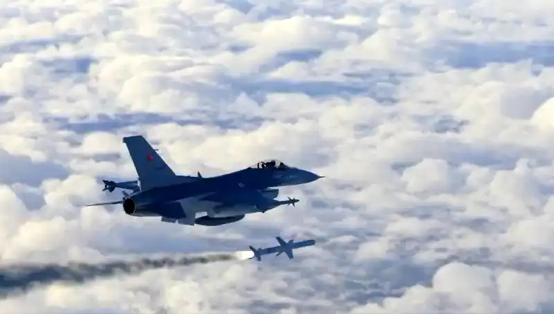 F-16 EDPOD Teknolojisi: Tüm Testleri Başarıyla Geçti ve Savaş Arenasında Yeni Bir Dönem Başlatıyor!
