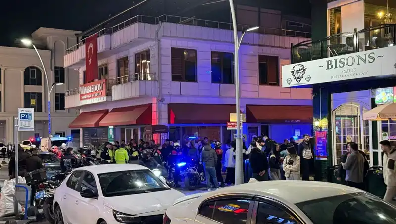 Kafenin Önünde Havaya Ateş Açtı, Sahibine Bıçakla Saldırdı