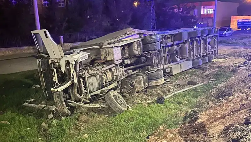 TIR Devrildi! Kaza Sonucu 6 Kişi Yaralandı, Olay Yeri Duman Altında