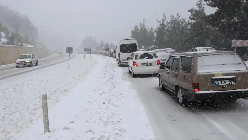 Denizli-Antalya Kara Yolunda Kar Fırtınası: Trafik Felç Oldu