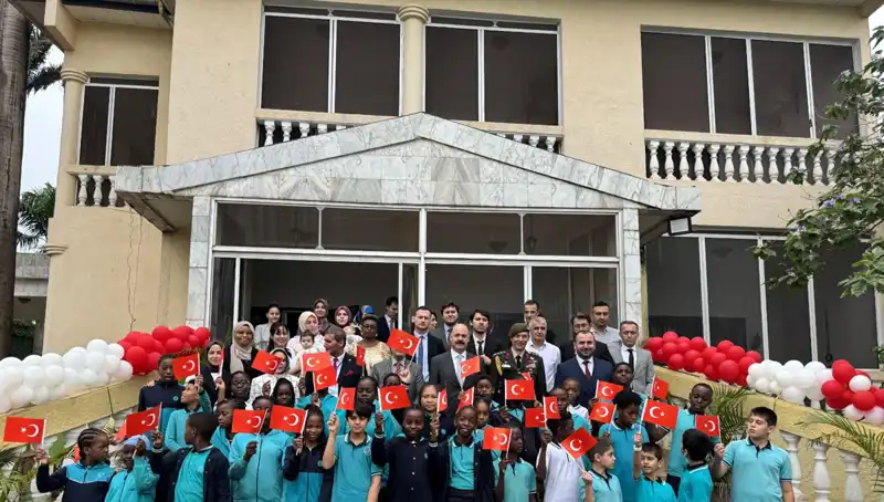 Kamerun'da Renkli Kutlamalarla Ulusal Egemenlik ve Çocuk Bayramı Coşkusu Yaşandı