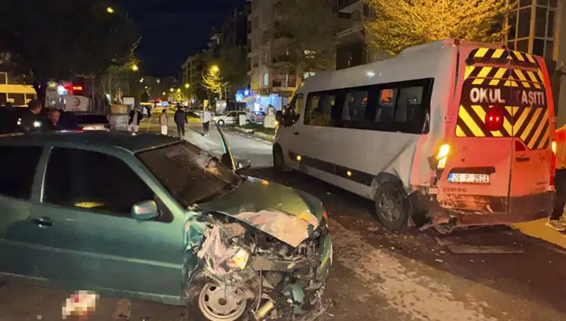 Otomobil Servis Minibüsüne Çarptı: Altı Kişilik Yaralı Kaza Detayları