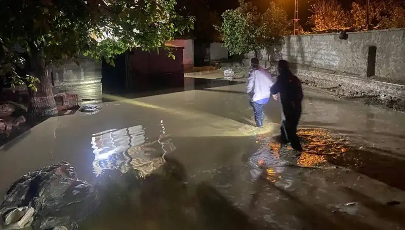20 Dakikalık Yağış, Sel Felaketine Dönüştü: 1 Ev Çöktü!