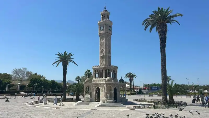 İzmir'de Sıcak Hava Dalgası: Meydanlar Boş Kalırken Sıcaklık 42 Dereceyi Buldu