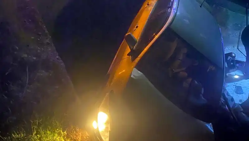 Adana'da Şok Kaza: Otomobil Şarampole Devrildi, İki Yaralı!