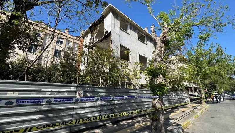 Bakırköy'de Deprem Korkusu: Metruk Bina Kısmen Çöktü, Neyin Habercisi?