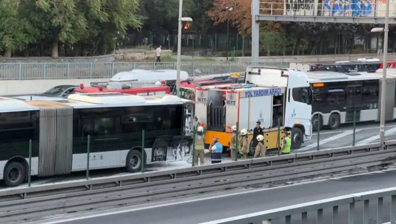 İstanbul Metrobüs Yangını: Trafikte Dur-Kalk Anları ve Panik Havası!