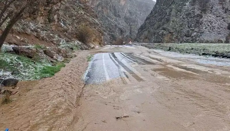 Tunceli'de Aniden Bastıran Dolu ve Sağanak Hayat Durdu