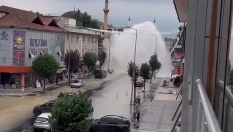 İçme Suyu Hattında Patlama: Şehrin Ortasında Su Fışkırdı