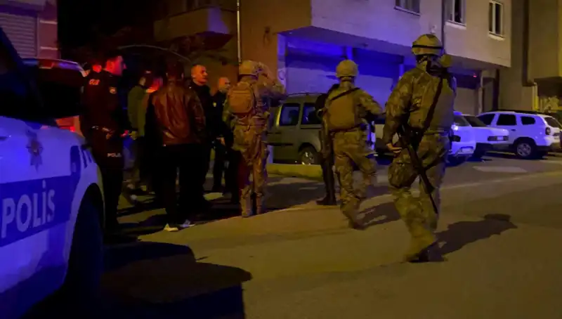 Balkondan Tüfekle Ateş Açan Şahıs, Polisin Gelmesiyle Kendi Kendini Kilitledi