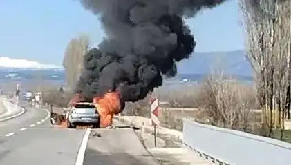 Kütahya'da Seyir Halindeki Otomobil Alev Alev Yandı: Korku Dolu Anlar!