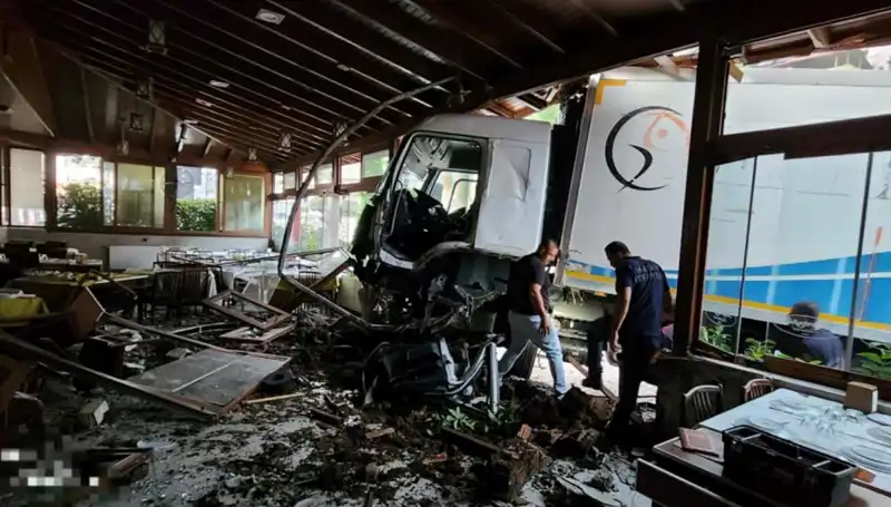 Freni Boşalan Kamyon, Restoranı Biranda Kapladı! Şok Edici Kaza!
