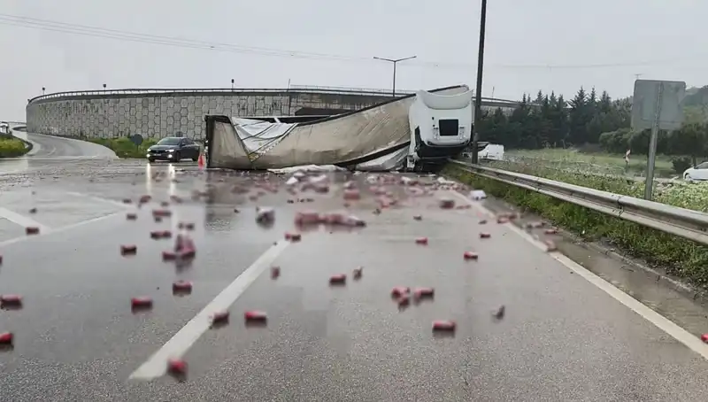 TIR Devrildi, İçkiler Yolda Saçıldı: Kazanın Sonrası Neler Oldu?