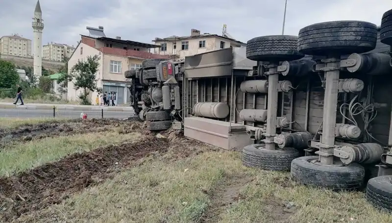 Freni Boşalan TIR Erzurum'da Korkunç Kazaya Neden Oldu