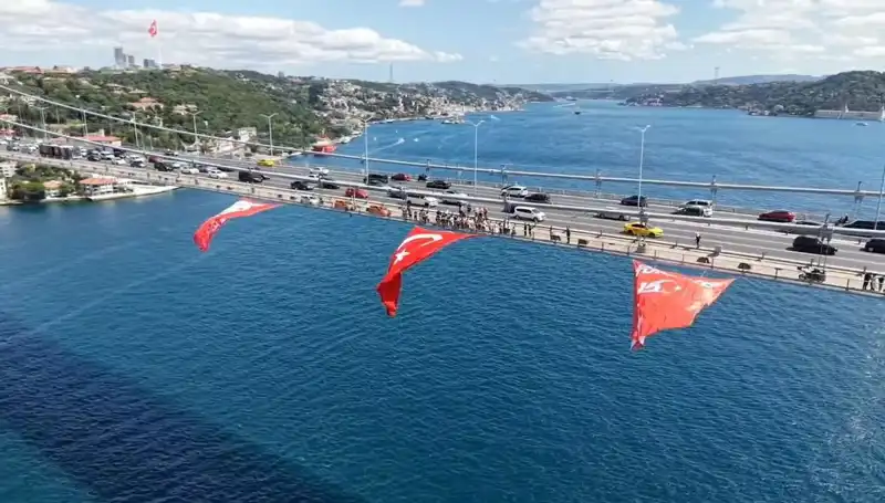 Eşsiz Bir Görsel: Köprüye Dev Türk Bayrağı Asıldı!
