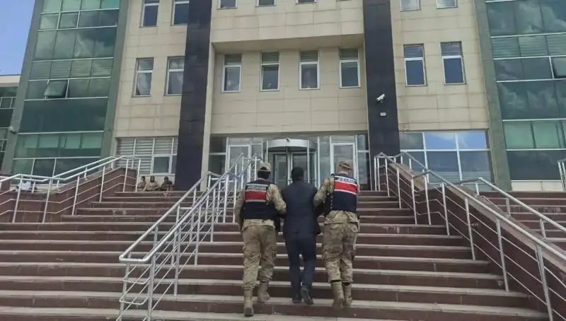 Hapis Cezasıyla Aranan Şahıs, Yakalanma Anında Heyecan Dolu Bir Kaçış Denedi