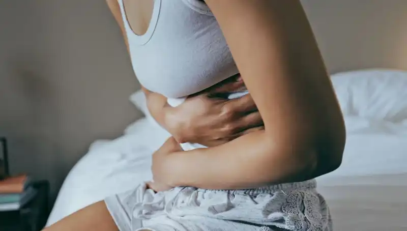 22 Yaşında Bağırsak Kanseri: Gençlerin Görmezden Geldiği Tehlikeli Belirtiler