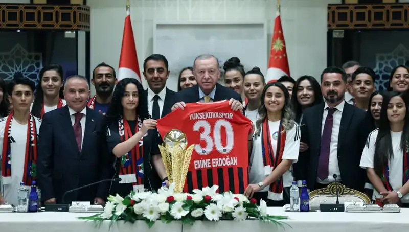 Yüksekovaspor Kadın Futbol Takımı Cumhurbaşkanı Erdoğan’ı Ziyaret Etti: Futbolda Kadın Gücü!