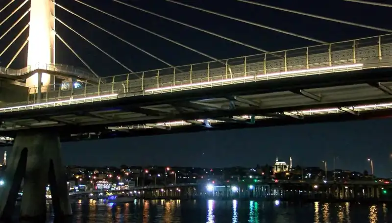 : Metro Köprüsünden Deniz Suyuna Düşen Kişi İçin Arama Çalışmaları Başladı